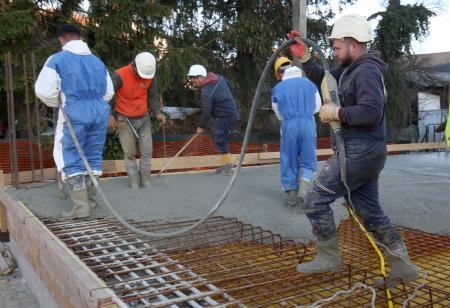 BETONIRANJE PLOŠČE PRIZIDKA PRI ZD CERKNICA 11 FOTO LJUBO VUKELIČ